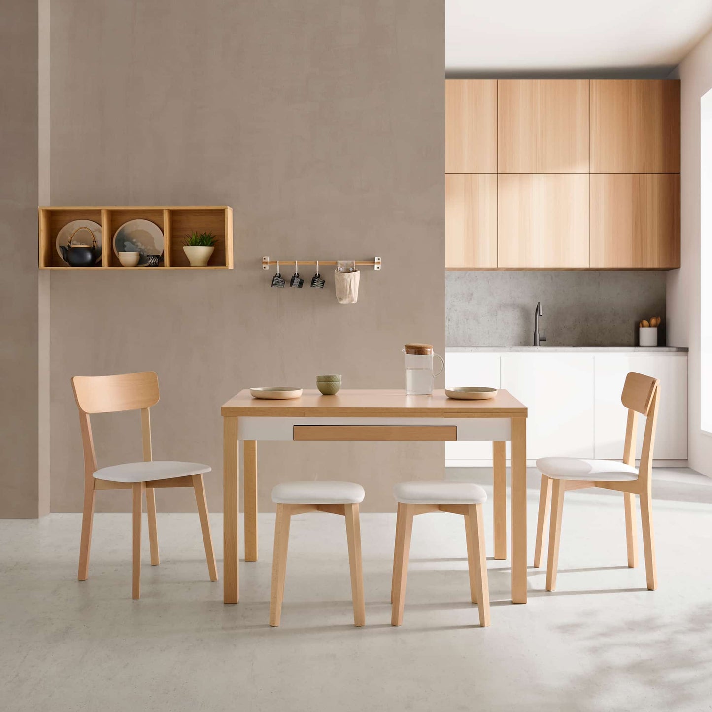 Taburete bajo de madera con asiento piel sintética Capri
