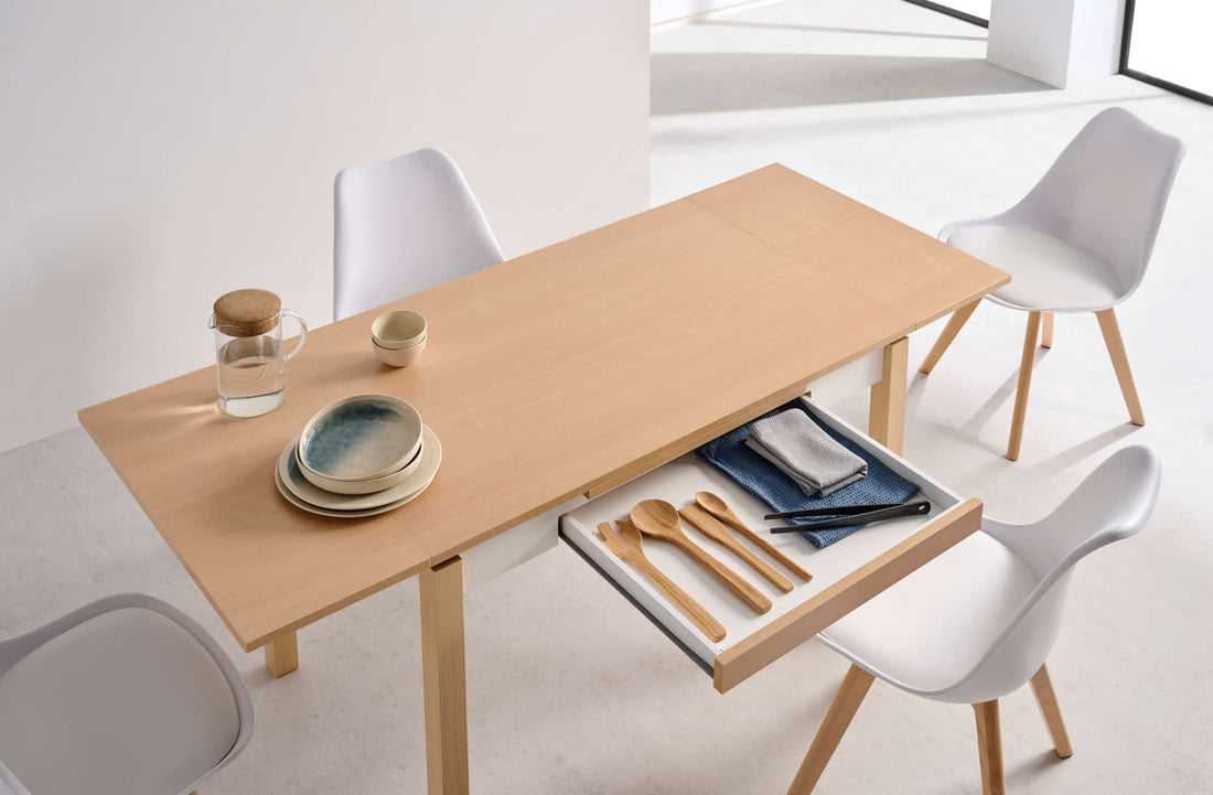 Mesa de cocina de color madera de haya y cajon. Las patas son de madera de haya